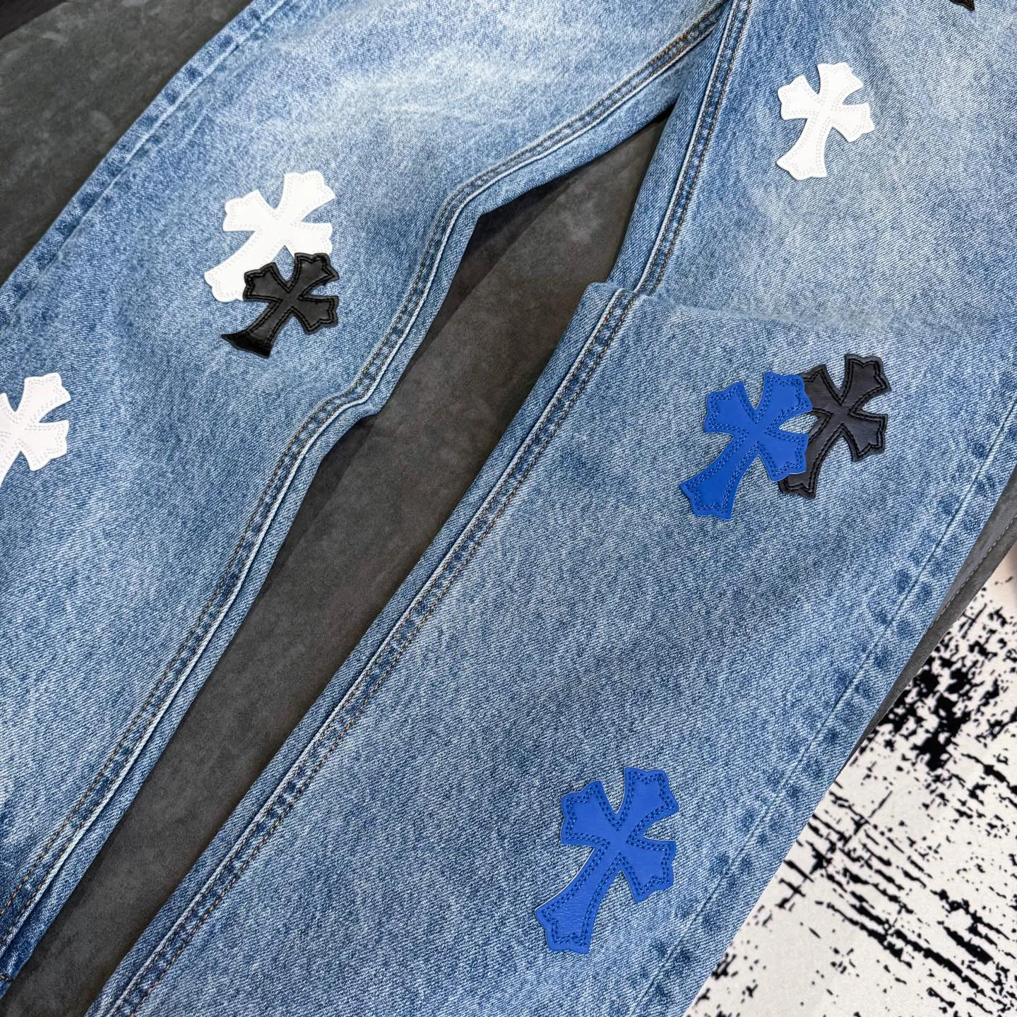 P270 Chrome Hearts CH Cross embroidered distressed jeans Top ceiling quality 100% version correct version is coming!  Believe me this must be the best quality you will ever come across! ! Excellent value for money! !  Styles with different washes and textures are very friendly to people with thin legs and thick legs. The straight version is very flattering to the shape of the legs. The moderate length is timeless and easy to match. It is the basis of various styles and a must-have in the wardrobe! ! Add a little stacking to easily control this year's popular clean fit fabric. The fabric is stiff but the upper body is soft without losing texture. The sides and cuffs of some styles have a bone-wash effect. It's really hard not to love it! The outfit effect is immediate! ✅Correctly customize the Croxin metal leather label on the back panel. It is not sold directly with the cross on the finished jeans. 1:1 copying strives for excellence and the details are perfectly grasped. ✅The cross leather label is clear and smooth. Exquisite turning top craftsmanship. ✅Buttons, zippers and hardware are all customized versions of the Croxin LOGO. ✅High-cost washing process. Size: 28 30 32 34 36 (5 sizes)